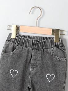 SHEIN 女童牛仔長褲，四季新款，甜美可愛休閒風，黑灰色牛仔布，百搭愛心刺繡圖案，細緻甜美，毛邊下擺設計，時尚感十足，彈性腰頭方便穿脫，寬鬆喇叭版型，柔軟優質棉質牛仔效果，舒適百搭單品 - 灰色 - 查看 3