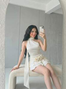 Sweetina 性感不對稱掛脖 3D 花卉裝飾迷你洋裝 - 米色 - 查看 4