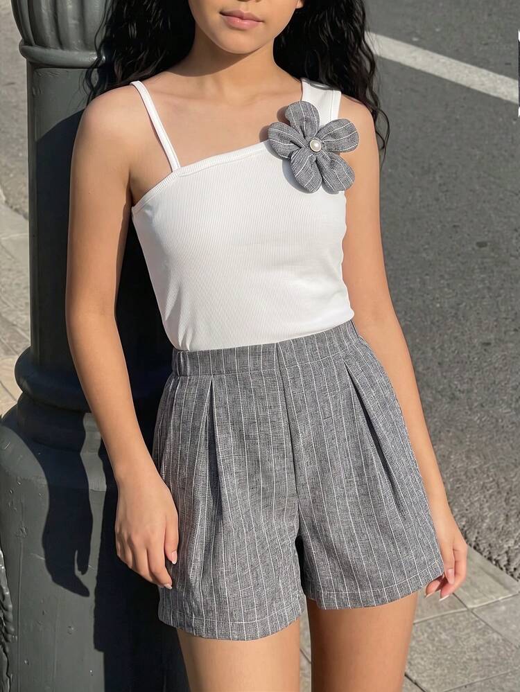 SHEIN 2件組清新女孩套裝，甜美酷感學院風。白色單肩細肩帶背心搭配3D花朵裝飾，簡約獨特；高腰灰色條紋短褲，俐落剪裁顯腿長，整體清新青春，適合校園與外出，百搭春夏穿搭 - 彩色 - 查看 3