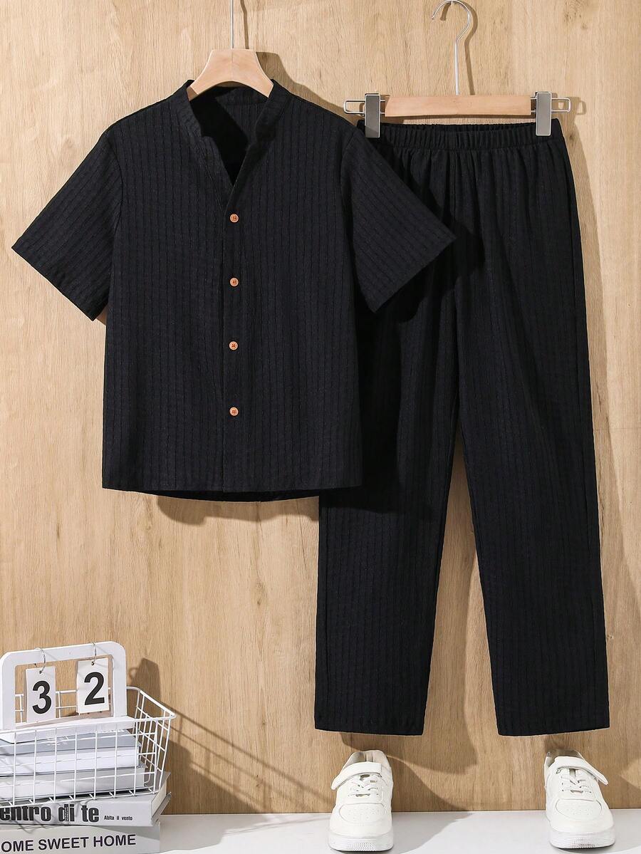 SHEIN 2件組兒童/青少年男孩休閒日常舒適立領開襟寬鬆短袖襯衫與直筒寬鬆長褲套裝,適合生日派對、晚宴、表演、婚禮、洗禮、開學典禮,適用於日常穿著、上學、旅行、運動,適合春夏穿搭 - 黑色 - 查看 1