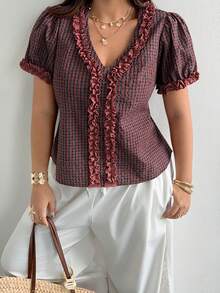 Sunnyshic Blusa corta de mujer talla grande con estampado a cuadros, estilo vintage francés, cuello en V con volantes, mangas abullonadas, estilo dulce y picante, patchwork de colores contrastantes, manga corta con ribete de encaje, ajustada y estilizada, blusa casual retro de verano - Multicolor - Ver 4