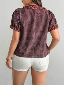 Sunnyshic Blusa corta de mujer talla grande con estampado a cuadros, estilo vintage francés, cuello en V con volantes, mangas abullonadas, estilo dulce y picante, patchwork de colores contrastantes, manga corta con ribete de encaje, ajustada y estilizada, blusa casual retro de verano - Multicolor - Ver 2