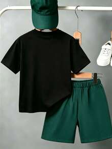 SHEIN 大童男童 T-shirt 套裝，對比色英文字母與數字印花短袖圓領 T-shirt，搭配時尚鬆緊腰英文字母印花短褲，口袋設計，柔軟彈性面料，寬鬆版型，春夏時尚男童 T-shirt 套裝，休閒舒適百搭，適合外出、街頭風、居家、旅行、度假、日常穿著 - 彩色 - 查看 2