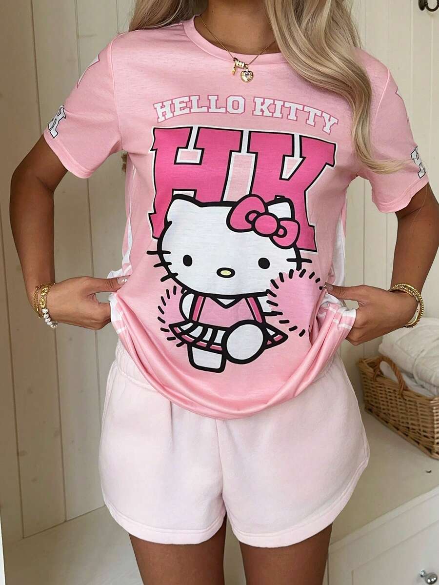 CovetEZ HELLO KITTY AND FRIENDS | SHEIN 女款夏季寬鬆圓領短袖T恤,休閒極簡運動街頭百搭,適合派對、機場、音樂節,數字英文字母學院風啦啦隊可愛貓咪印花圖案 - 彩色 - 查看 1