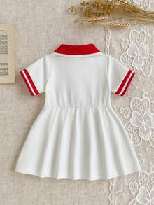 SHEIN 粉色新生女嬰夏季可愛開學 Polo 領短袖刺繡 A 字前扣公主風軟綿日常洋裝 - 紅白色 - 查看 3