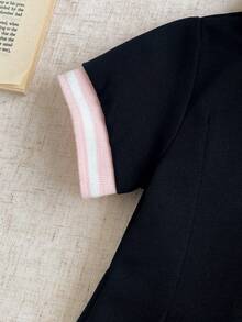 SHEIN 粉色新生女嬰夏季可愛開學季 Polo 領短袖刺繡 A 字裙 前開扣公主風柔軟日常穿著洋裝 - 黑色 - 查看 6