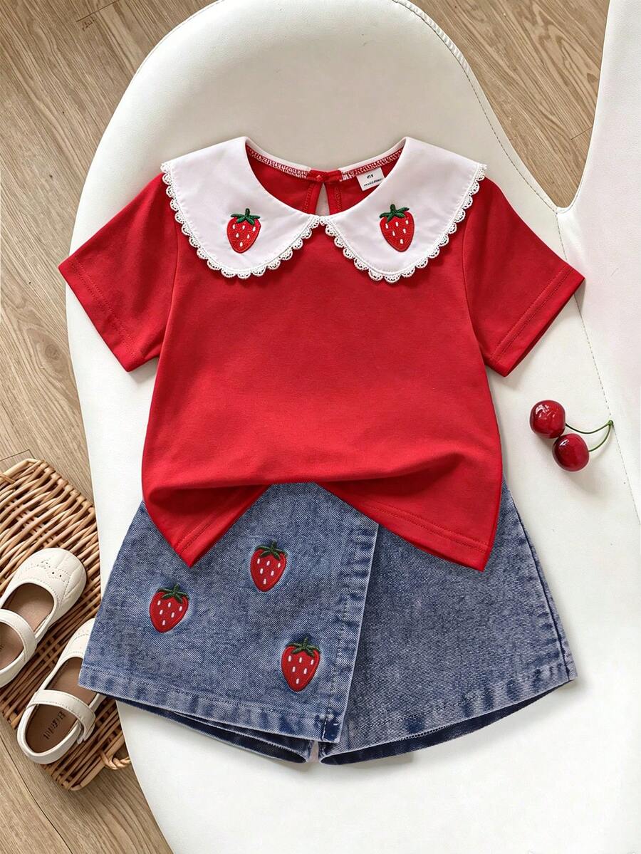 SHEIN Playful Pals 返校季女童休閒可愛圓領標準肩紅色T恤與草莓刺繡牛仔裙褲套裝,夏季 - 紅色 - 查看 1