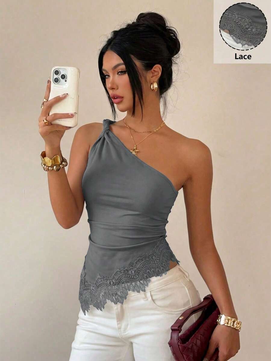 Siren Gaze 蕾絲拼接扭轉單肩上衣,優雅修身女款上衣,派對上衣,夏季休閒風上衣,露背上衣,音樂節 - 灰色 - 查看 1