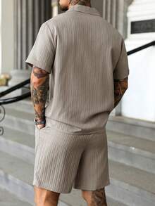 Manfinity Homme 男士成熟風度假單排扣襯衫與口袋短褲套裝 - 卡其色 - 查看 2