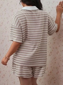 CovetEZ Frühling/Sommer Neues lockeres gestreiftes V-Ausschnitt Schulter-Drop Langarm T-Shirt und elastische Taille gestreifte Hose Große Größen 2 Stücke Set für Urlaub und Freizeitkleidung - Khaki - Übersicht 2