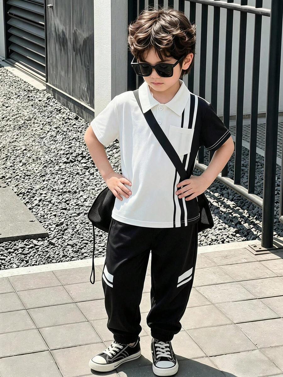 SHEIN 2件裝小男孩學院風黑白對比 Polo 衫與黑色慢跑褲套裝,肩部/袖口/褲側三點對比條紋設計,左胸實用口袋 + 領口細節,親膚柔軟面料,適合輕量戶外、學校運動會、日常休閒百搭、露營、開學季,春夏季 - 黑與白 - 查看 1