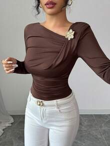 SHEIN Elenzya 7月4日新款女士美拉德咖啡色休闲斜领金属花朵胸针设计褶皱修身遮肚连体衣，适合假日和日常穿着，长袖连体衣 - 咖啡棕 - 查看 5