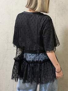 FRIFUL 女款 2 合 1 圓領 T 恤上衣，胸前彩色對比印花裝飾，植絨波點網布拼接袖口與荷葉邊飾，夏季圖案 T 恤 - 灰色 - 查看 4