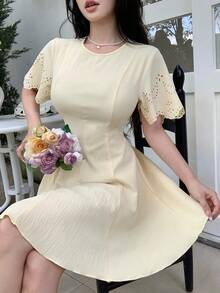 Modelyn 黃色圓領鏤空刺繡燈籠袖收腰休閒女款短洋裝 - 黃色 - 查看 9