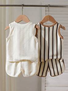 SHEIN Playful Pals 4件組男嬰刺繡背心與運動短褲套裝，運動風夏季城市度假深藍色套裝 - 杏色 - 查看 3