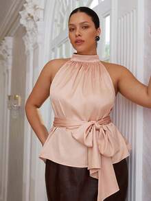 VOLUPTÉ CURVE Top court grande taille printemps/été rose satin avec nœud papillon, sans manches, taille cintrée et ourlet à volants, élégant et luxueux pour le travail, les rendez-vous, les fêtes et les anniversaires - Rose bonbon - Voir 2