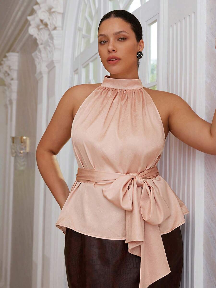 VOLUPTÉ CURVE Top court grande taille printemps/été rose satin avec nœud papillon, sans manches, taille cintrée et ourlet à volants, élégant et luxueux pour le travail, les rendez-vous, les fêtes et les anniversaires