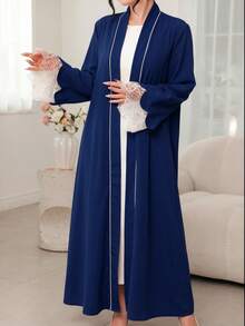 Al Najma Bata larga elegante con decoración de solapa en color contrastante y puños de encaje contrastante - azul real - Ver 6