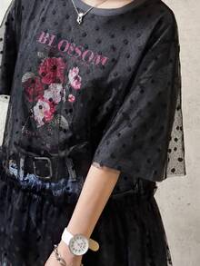 FRIFUL 女款 2 合 1 圓領 T 恤上衣，胸前彩色對比印花裝飾，植絨波點網布拼接袖口與荷葉邊飾，夏季圖案 T 恤 - 灰色 - 查看 6