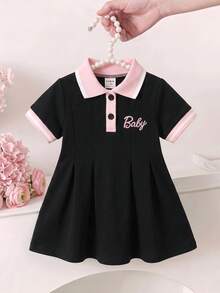 SHEIN 粉色新生女嬰夏季可愛開學季 Polo 領短袖刺繡 A 字裙 前開扣公主風柔軟日常穿著洋裝 - 黑色 - 查看 9