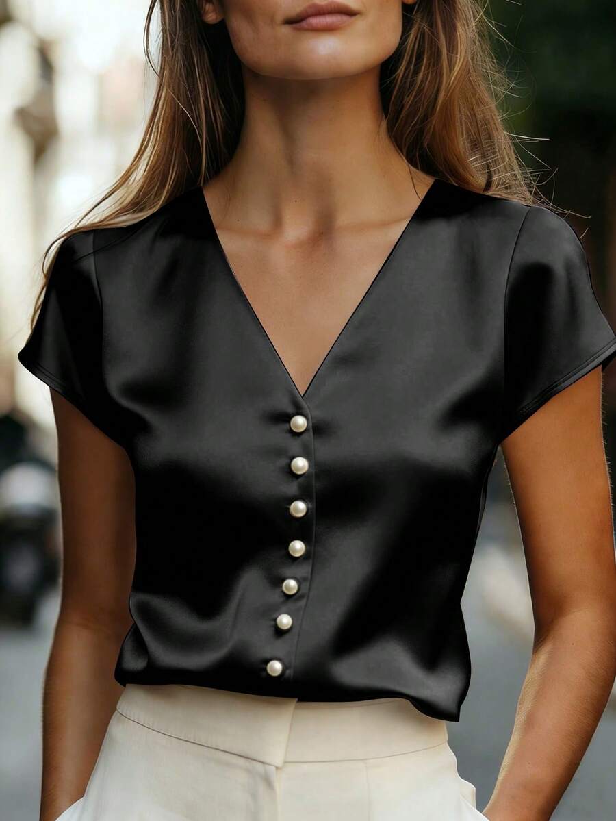 SHEIN 纯色V领缎面珍珠纽扣修身优雅短袖女式衬衫 - 黑色 - 查看 1