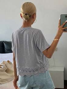 DAZY 女款純色修身圓領短袖蕾絲拼接休閒夏季上衣 T-shirt 校園風 - 灰色 - 查看 2