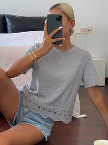 DAZY 女款純色修身圓領短袖蕾絲拼接休閒夏季上衣 T-shirt 校園風 - 灰色 - 查看 5