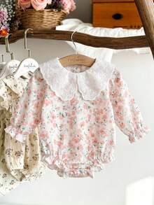 SHEIN 女嬰春秋款可愛刺繡彼得潘領泡泡長袖荷葉邊開襠連身衣，粉色與白色條紋花卉印花設計 - 彩色 - 查看 2