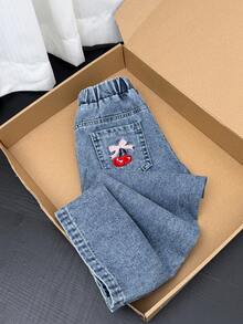 SHEIN 女童秋季棉質水洗多穿搭時尚休閒舒適柔軟寬鬆版型鬆緊腰後口袋刺繡櫻桃蝴蝶結藍色水洗牛仔長褲 - 藍色 - 查看 7