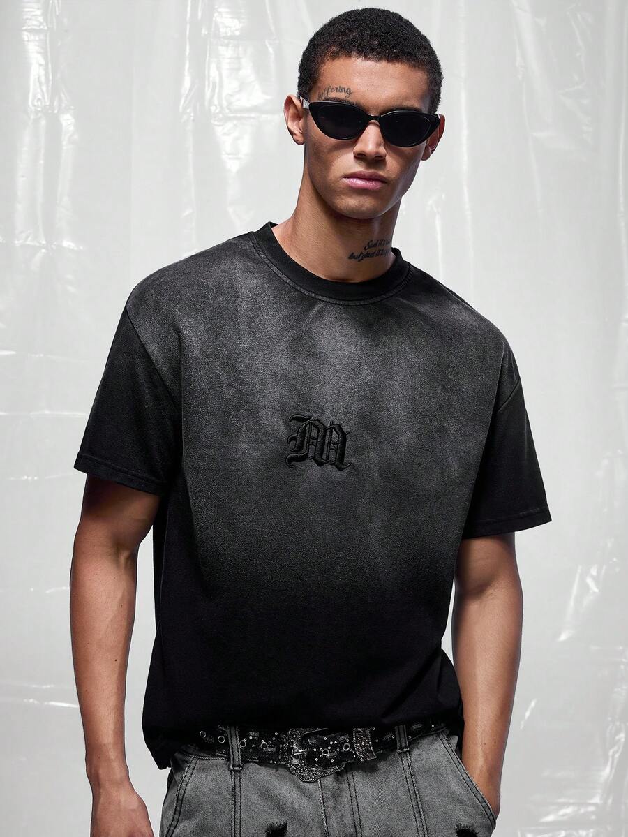 IRON GLYPH 男士街頭風漸層刺繡T恤 - 黑色 - 查看 1