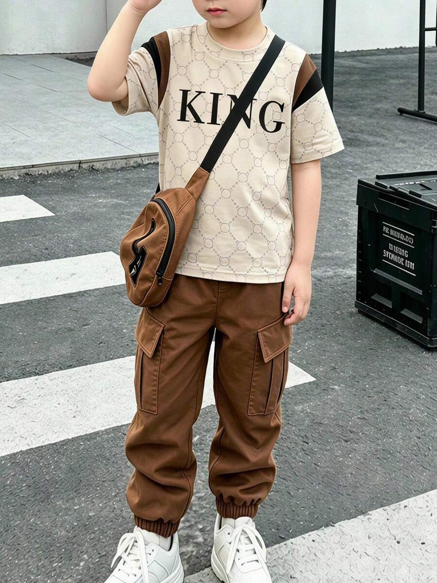 2件組青少年男孩酷炫趣味英文標語對比色滿版印花時尚圓領短袖T恤與工裝褲套裝,適合假期派對、春夏季、休閒舒適、夏季必備穿搭、時尚休閒套裝、春夏季街頭風、戶外休閒穿著、返校派對、適合戶外野餐 - 彩色 - 查看 1