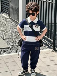 2件組小男孩夏季新款學院風深藍色與白色拼接短袖POLO衫與慢跑褲套裝，條紋元素+徽章/數字細節，適合日常出遊、學校運動會、公園、返校，春/夏季 - 寶藍色 - 查看 1