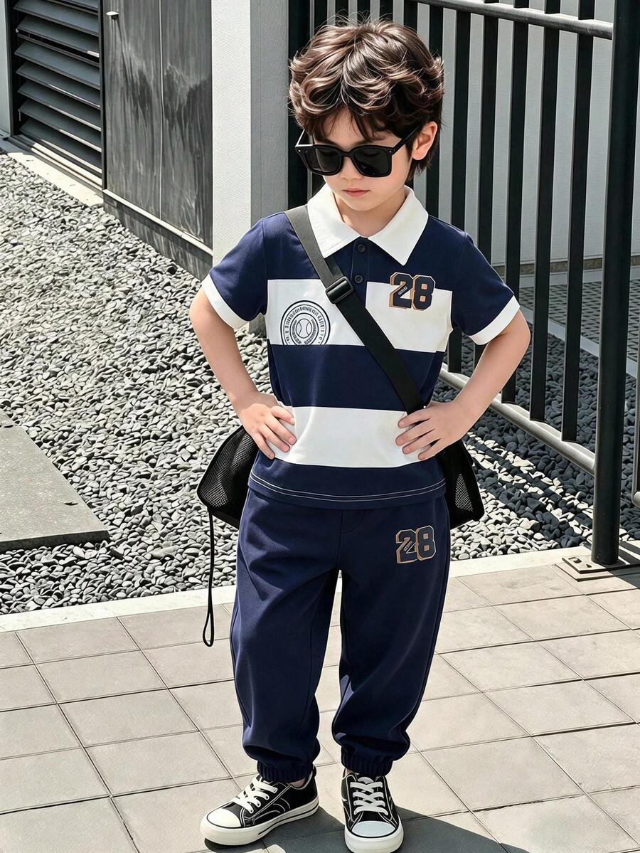 2件組小男孩夏季新款學院風深藍色與白色拼接短袖POLO衫與慢跑褲套裝,條紋元素+徽章/數字細節,適合日常出遊、學校運動會、公園、返校,春/夏季 - 寶藍色 - 查看 1