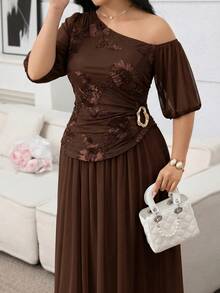 Modelyn Conjunto de 2 piezas casual para uso diario para mujer talla grande con top fruncido de hombro asimétrico con decoración metálica y falda de jacquard - Café integral - Ver 5