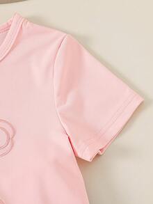 SHEIN Playful Pals 2件組少女粉色蝴蝶結刺繡彈性圓領短袖T恤 + 彈性腰水洗藍色牛仔裙褲，休閒可愛甜美韓風套裝，適合夏季日常穿著、上學、購物、公園野餐、遊樂園、度假等場合 - 粉色 - 查看 9