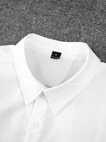 Manfinity Roghcode 男士白色寬鬆塗鴉印花露營領襯衫，休閒街頭風夏季必備 - 白色 - 查看 5