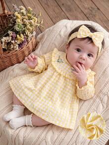SHEIN Neugeborenes Baby Mädchen A-Linien Kleid, Rundhalsausschnitt mit Rüschensaum, gelb & weiß kariertes Blumenstickerei, weiche Baumwollmischung, geeignet für Frühling/Herbst Outdoor & Fotoshooting - Gelb - Übersicht 2