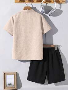 SHEIN 青少年男童休闲V领短袖衬衫短裤套装，舒适时尚，百搭柔软面料，适合日常穿着、上学、郊游、音乐节、假期、派对、夏季海滩度假、夏日氛围、各种节日活动。 - 杏色 - 查看 2