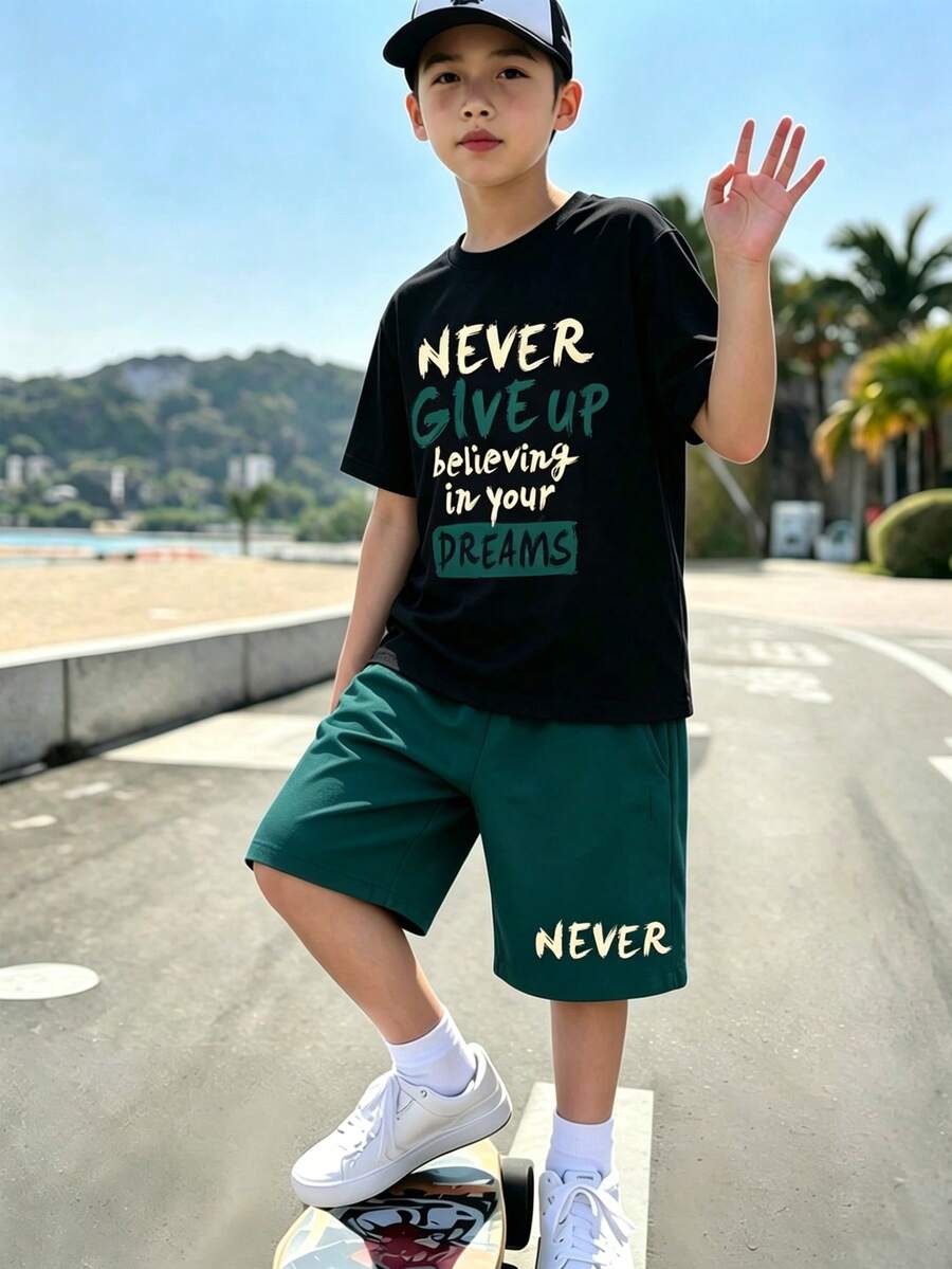 SHEIN 大童男童 T-shirt 套裝,對比色英文字母與數字印花短袖圓領 T-shirt,搭配時尚鬆緊腰英文字母印花短褲,口袋設計,柔軟彈性面料,寬鬆版型,春夏時尚男童 T-shirt 套裝,休閒舒適百搭,適合外出、街頭風、居家、旅行、度假、日常穿著 - 彩色 - 查看 1