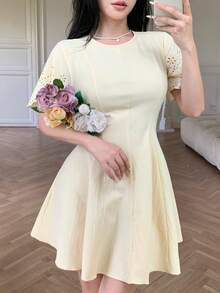 Modelyn 黃色圓領鏤空刺繡燈籠袖收腰休閒女款短洋裝 - 黃色 - 查看 5