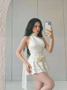 Sweetina 性感不對稱掛脖 3D 花卉裝飾迷你洋裝 - 米色 - 查看 3