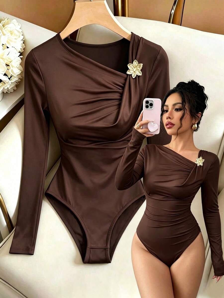 SHEIN Elenzya 7月4日新款女士美拉德咖啡色休闲斜领金属花朵胸针设计褶皱修身遮肚连体衣,适合假日和日常穿着,长袖连体衣 - 咖啡棕 - 查看 1
