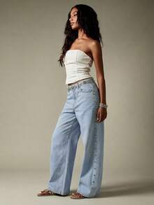 MISSGUIDED Jeans de pierna ancha de tiro bajo de denim rígido con detalles de tachuelas metálicas laterales - Lavado ligero - Ver 5