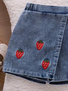 SHEIN Playful Pals 返校季女童休閒可愛圓領標準肩紅色T恤與草莓刺繡牛仔裙褲套裝，夏季 - 紅色 - 查看 6