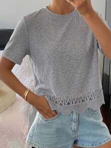 DAZY 女款純色修身圓領短袖蕾絲拼接休閒夏季上衣 T-shirt 校園風 - 灰色 - 查看 3