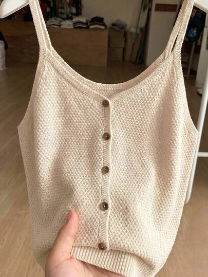 SHEIN Franclia 女款夏季法式休閒針織吊帶上衣，單排扣設計，鏤空針織紋理，柔和氛圍，通勤/職場層搭風格，精緻V領，淺米色無袖針織開襟衫，女款無袖毛衣，女款針織上衣，羊毛針織毛衣，女款短版針織開襟衫，夏季上衣，度假穿搭，假期穿搭，女款沙灘穿搭，女款休閒上衣