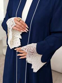 Al Najma Bata larga elegante con decoración de solapa en color contrastante y puños de encaje contrastante - azul real - Ver 1