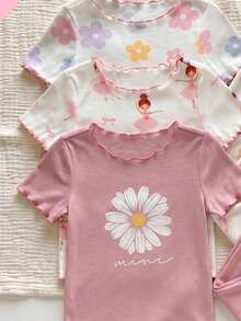 SHEIN 【隨機發送1套】女嬰睡衣 春/夏/四季通用 可愛甜美跳舞女孩、花朵、愛心圖案組合印花 波浪飾邊設計 圓領短袖套頭上衣搭配長褲 2件套居家服 1套 - 白色 - 查看 4