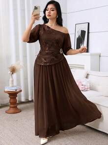 Modelyn Conjunto de 2 piezas casual para uso diario para mujer talla grande con top fruncido de hombro asimétrico con decoración metálica y falda de jacquard - Café integral - Ver 4