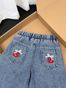 SHEIN 女童秋季棉質水洗多穿搭時尚休閒舒適柔軟寬鬆版型鬆緊腰後口袋刺繡櫻桃蝴蝶結藍色水洗牛仔長褲 - 藍色 - 查看 5